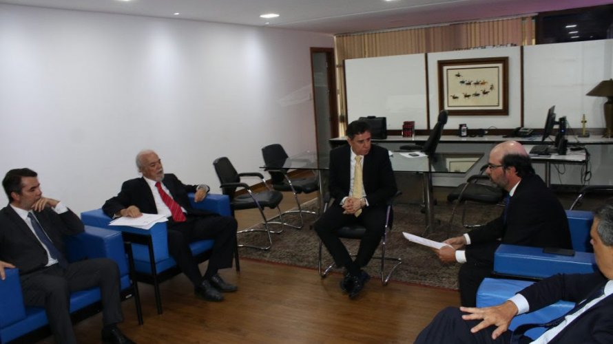 O material foi entregue ao presidente do Tribunal Regional Eleitoral, desembargador José Edivaldo Rocha Rotondano, nesta segunda-feira (13), pelos presidentes do TCM, conselheiro Francisco de Souza Andrade Netto, e do TCE, conselheiro Gildásio Penedo Filho. O material foi entregue ao presidente do Tribunal Regional Eleitoral, desembargador José Edivaldo Rocha Rotondano, nesta segunda-feira (13), pelos presidentes do TCM, conselheiro Francisco de Souza Andrade Netto, e do TCE, conselheiro Gildásio Penedo Filho.
